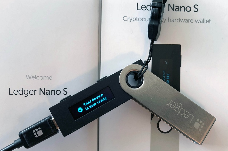Внешний вид аппаратного кошелька для риппл Ledger Nano S